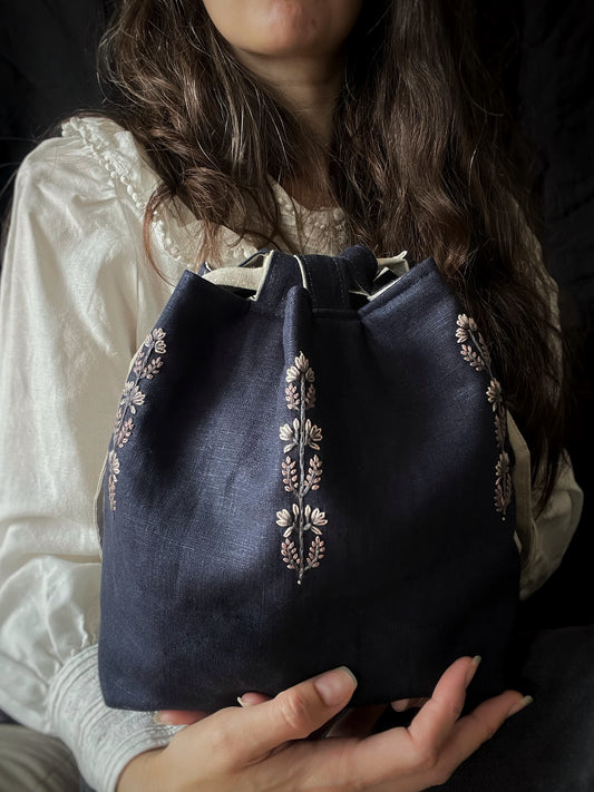 Black large pouch for themaresnest