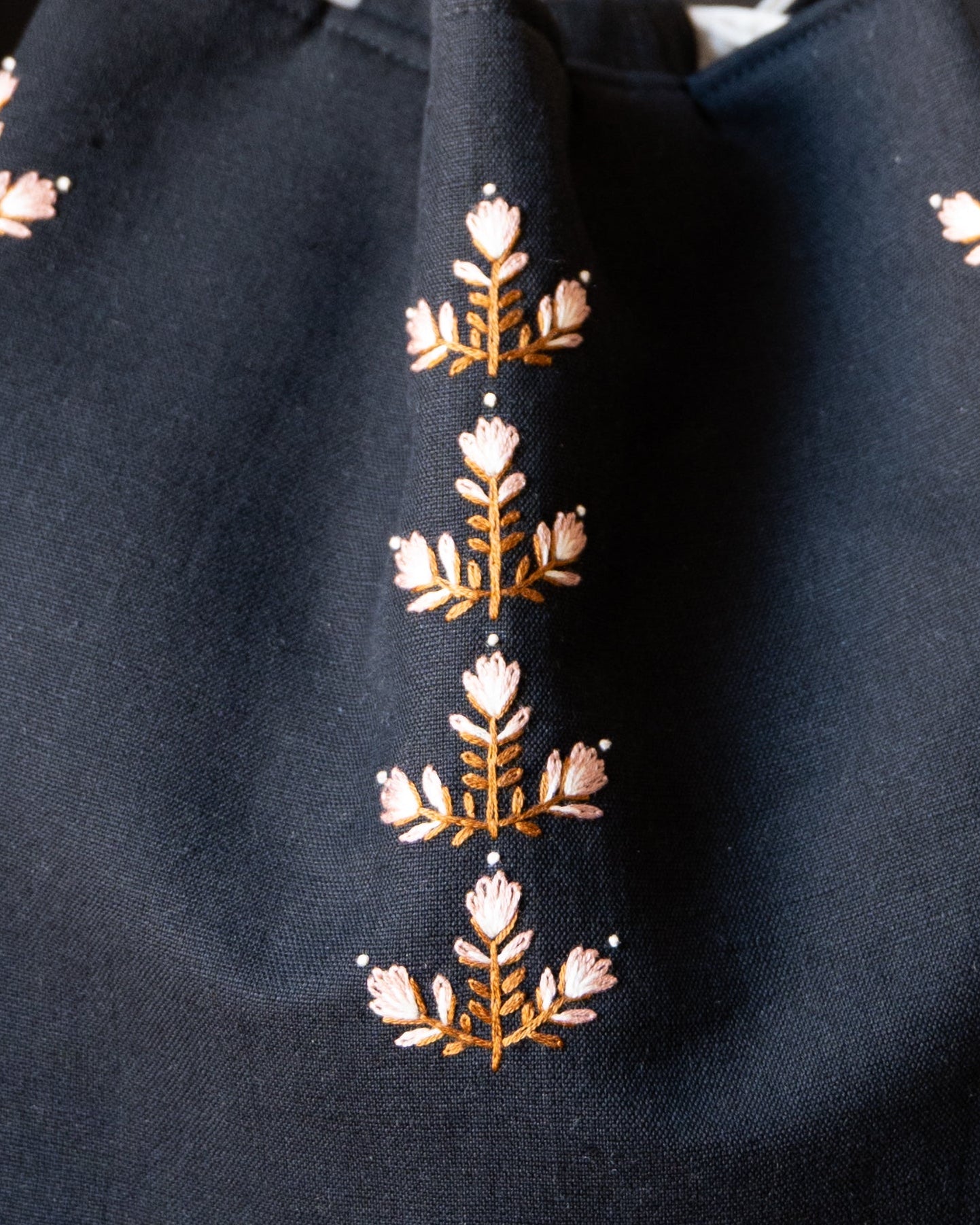 Flowerbed pouch black large